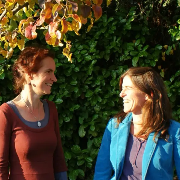 Caroline Dewael en Charlotte Bosteels samen in de in de herfsttuin