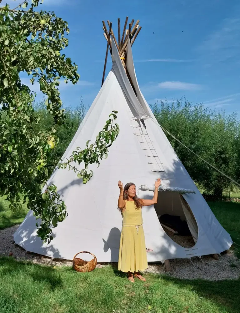 Charlotte Bosteels bij de tipi in haar tuin – introductie van Sehoona Workshops, Cirkels en Retreats