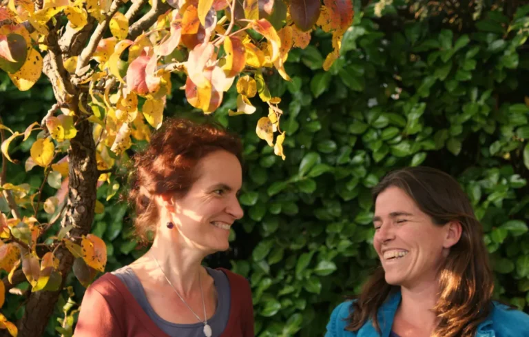 Caroline Dewael en Charlotte Bosteels samen in de tuin