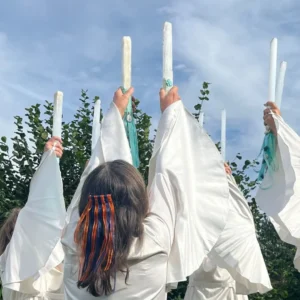 Sehoona Dans van het Licht – dansers met selenietstaven tijdens equinox lichtactivatie