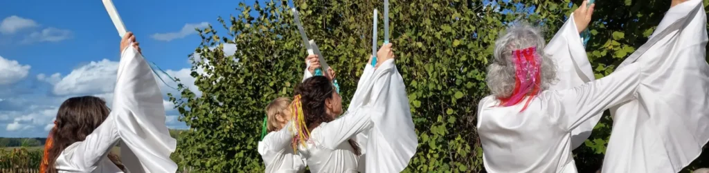 Sehoona Dans van het Licht – vier dansers met selenietstaven tijdens equinox lichtactivatie