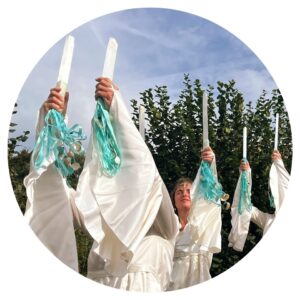 Sehoona Dans van het Licht – dansers met selenietstaven tijdens equinox lichtactivatie