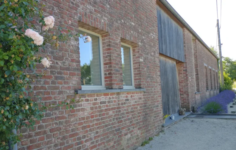 De gevel van onze woning in Soignies, België, met bloeiende lavendel – hoofdlocatie van Sehoona