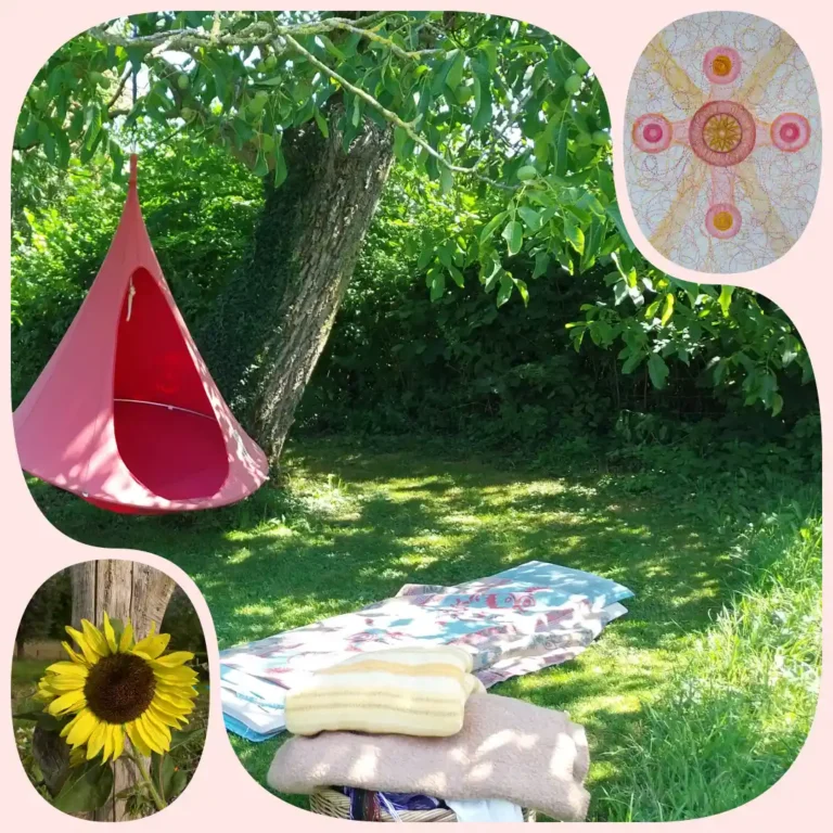Sehoona Zomerlicht Retreat – zonnebloem, ligkussens onder de boom en transitiekaart Aarde van Liefde