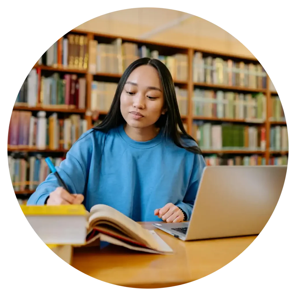 Studente achter boeken en pc – Sehoona trajecten voor de doelgroep studenten